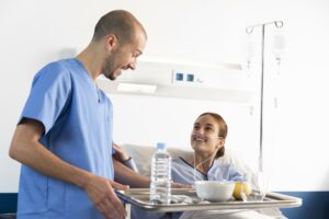 auxiliar de enfermeria con paciente